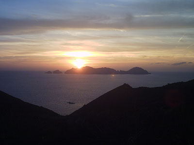 Isola di Palmarola e Ponza al Tramonto con riflessi della luce sul mare